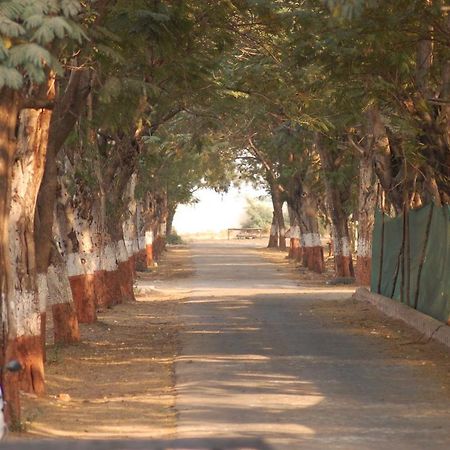 Laxmi Film City Resort Vadodara Eksteriør billede
