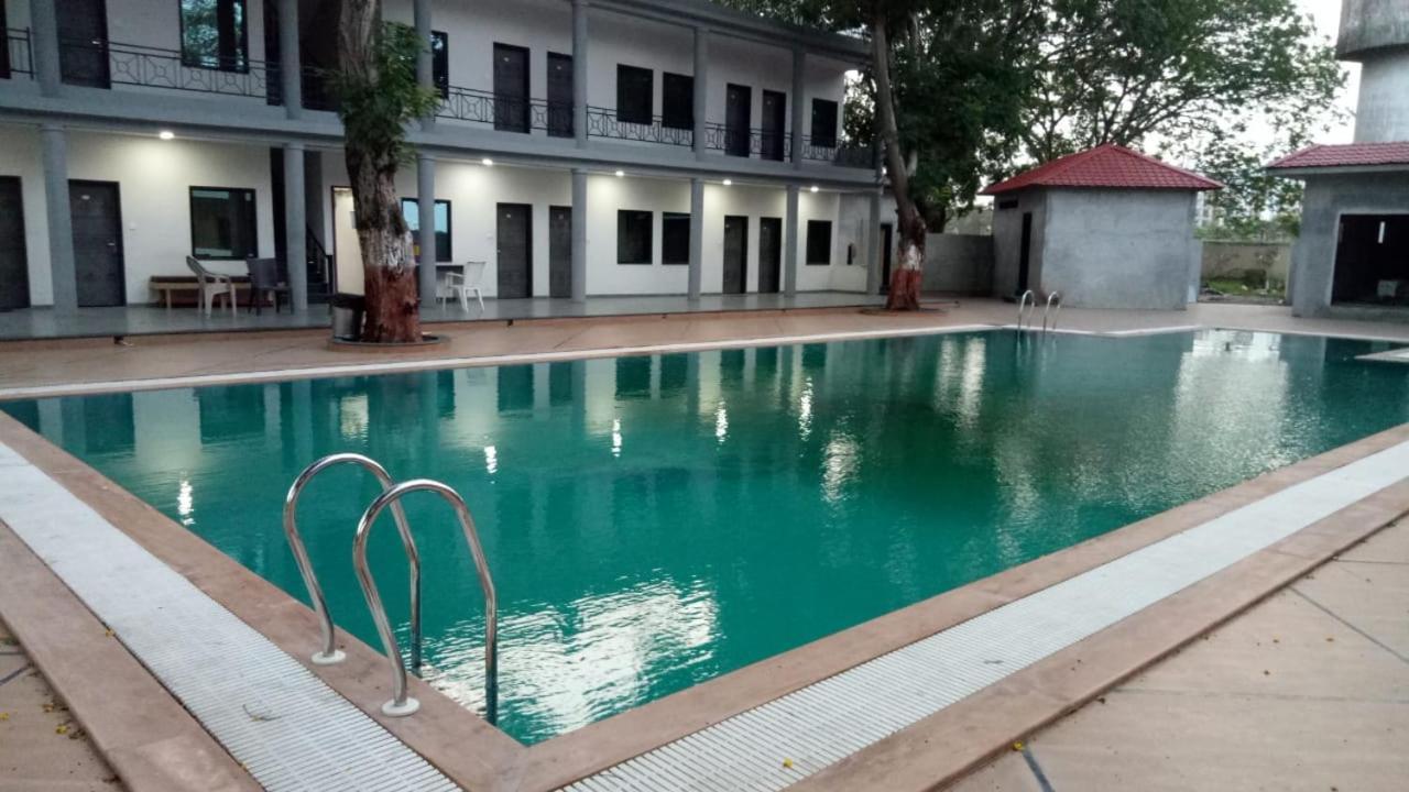 Laxmi Film City Resort Vadodara Eksteriør billede