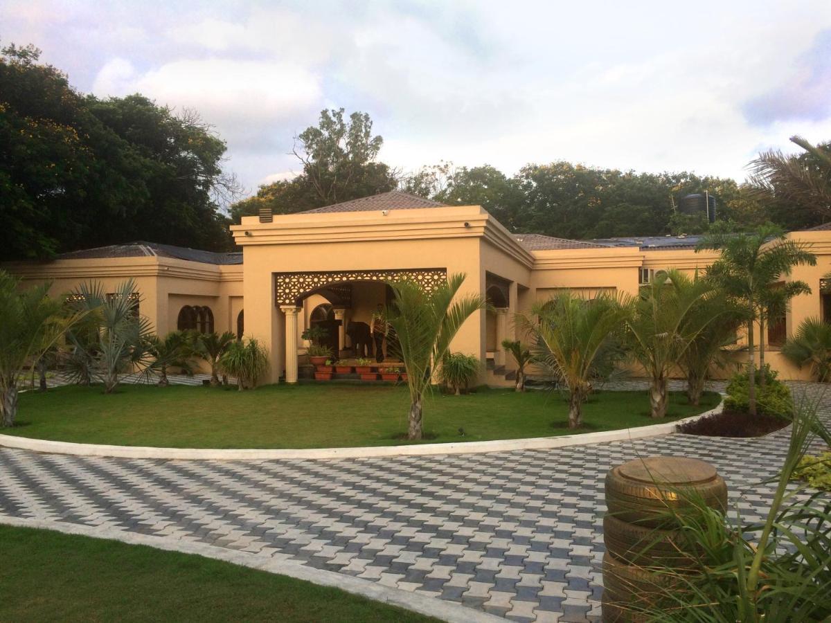 Laxmi Film City Resort Vadodara Eksteriør billede