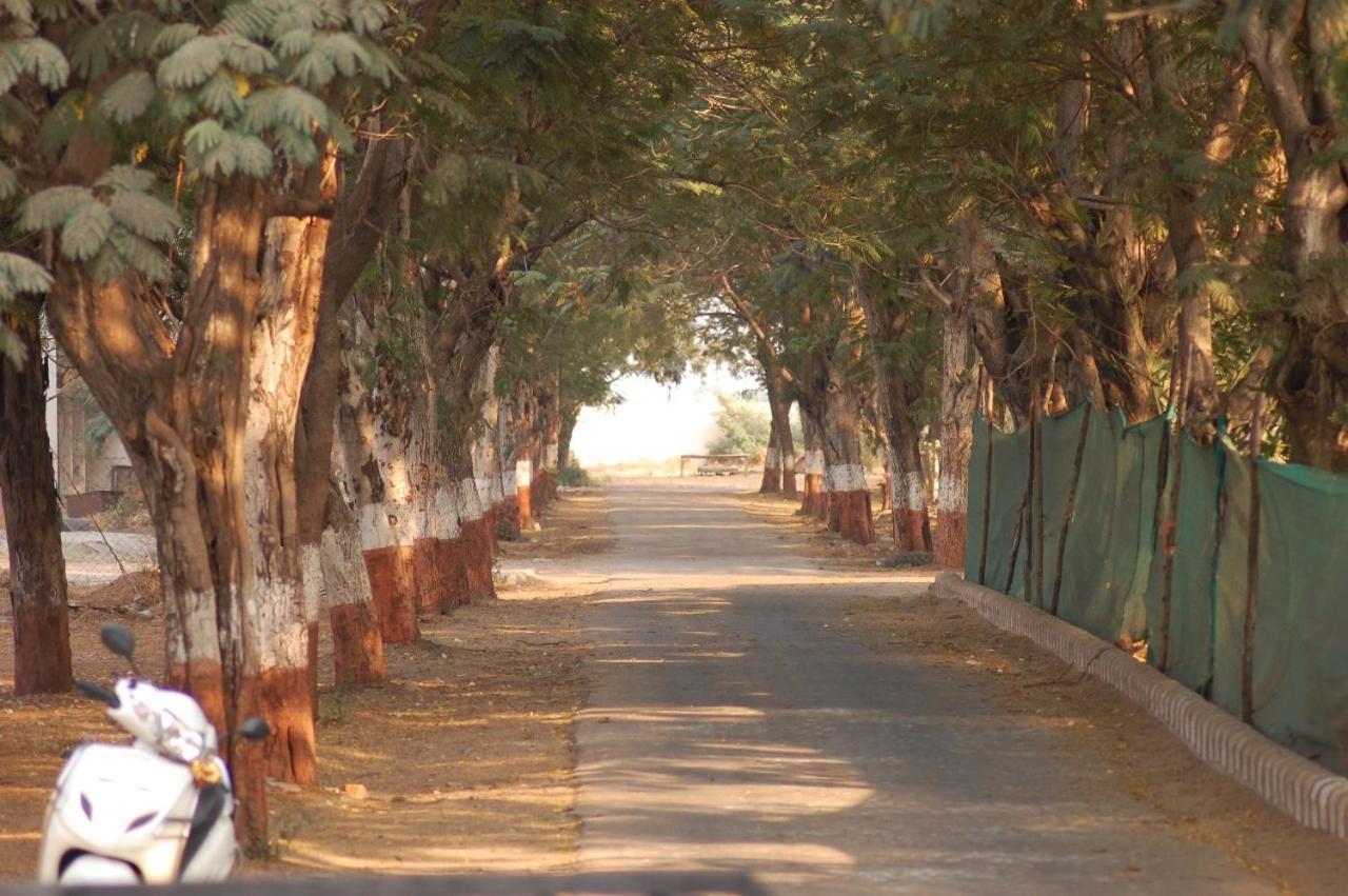 Laxmi Film City Resort Vadodara Eksteriør billede