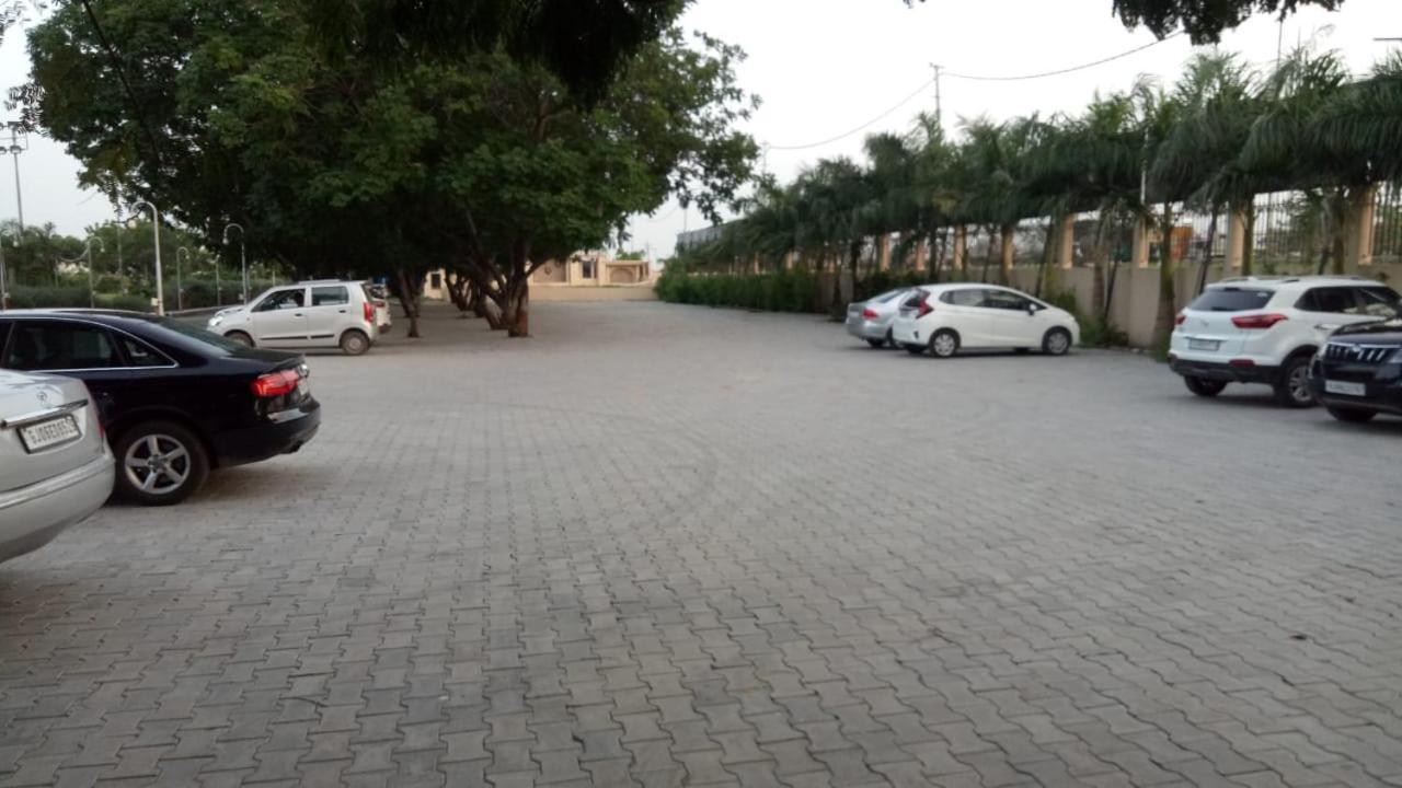 Laxmi Film City Resort Vadodara Eksteriør billede