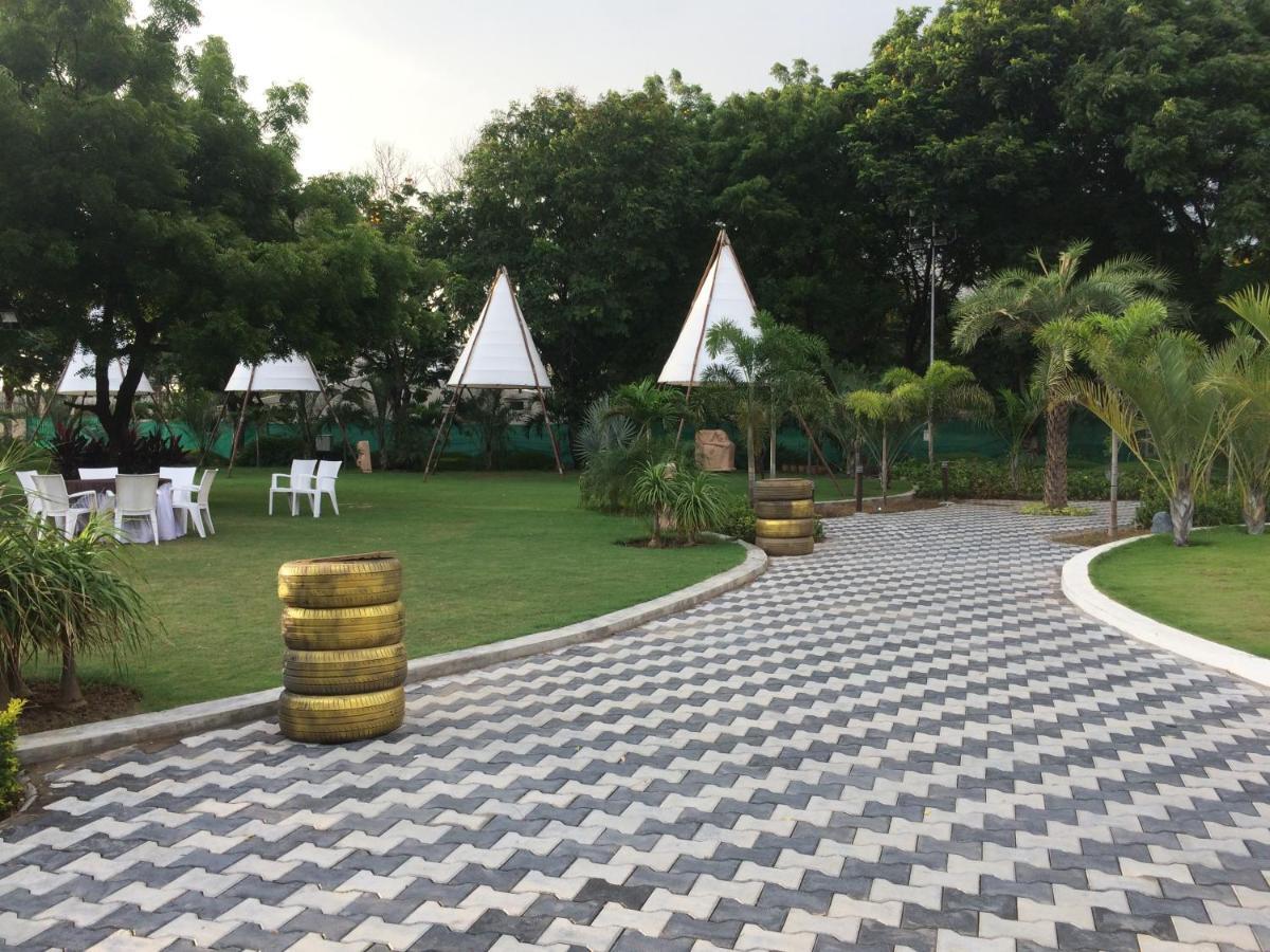 Laxmi Film City Resort Vadodara Eksteriør billede