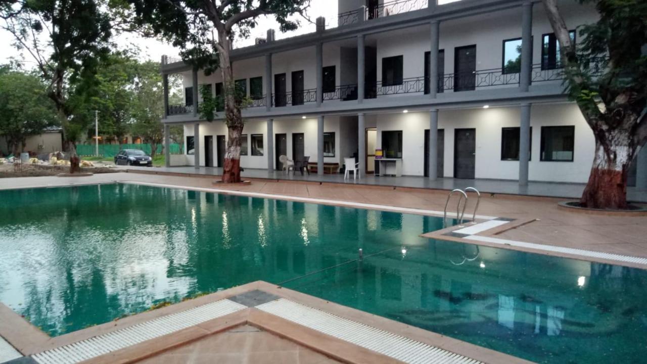 Laxmi Film City Resort Vadodara Eksteriør billede